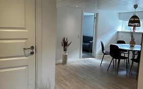 Skøn lejlighed med egen terrasse og have tæt på centrum i Skagen
